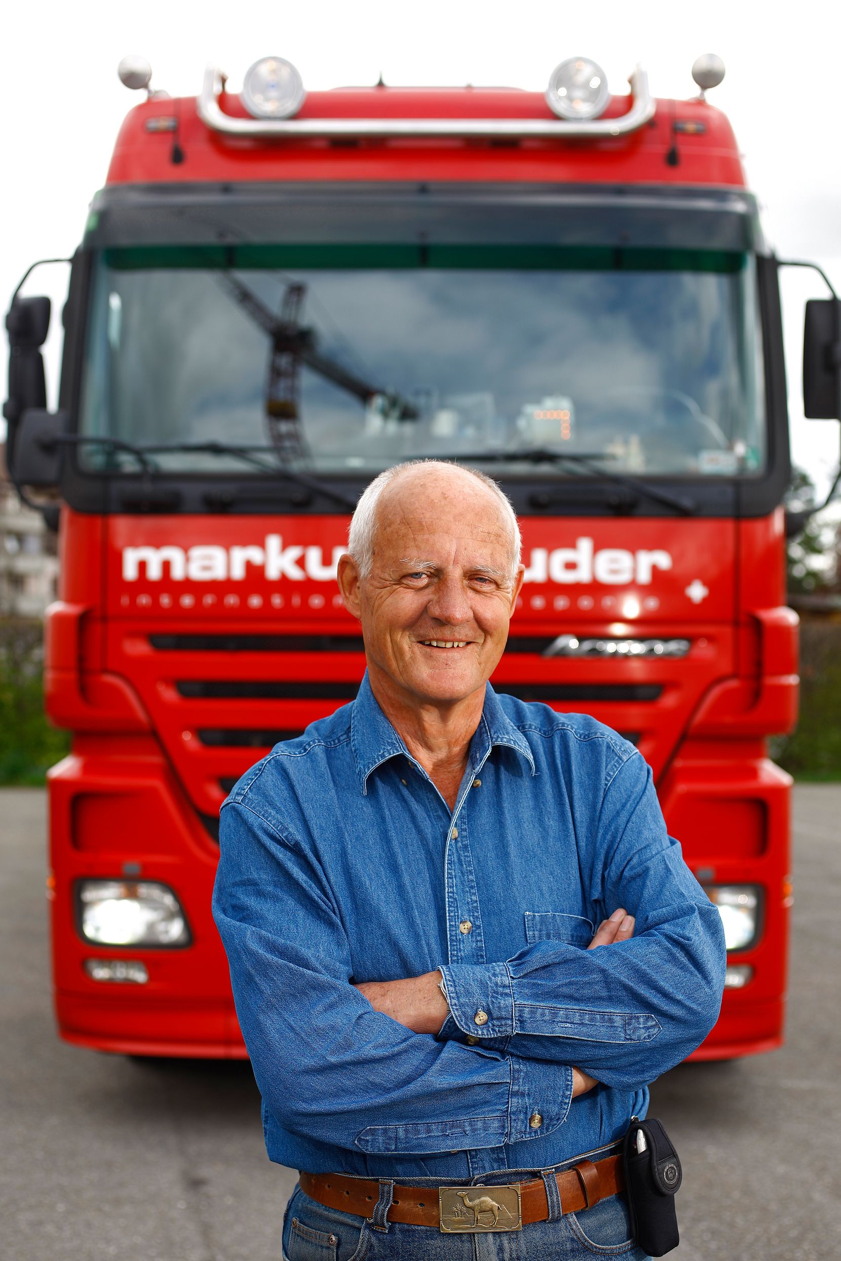 Ein Mann bei der Arbeit an seinem Truck. Es ist der Dübendorfer Markus Studer.